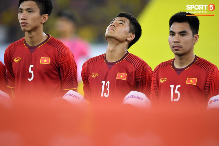 Xúc động khoảnh khắc Duy Mạnh, Văn Đức nhìn Quốc kỳ không rời trong lễ chào cờ chung kết AFF Cup - Ảnh 8.