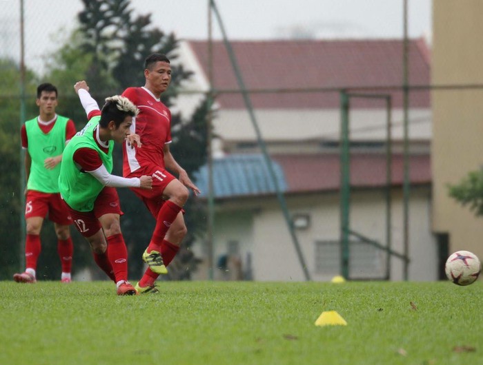Sau trận hòa Malaysia, Đức Chinh ra sân tập dứt điểm và đá đối kháng cùng nhóm cầu thủ dự bị - Ảnh 7.