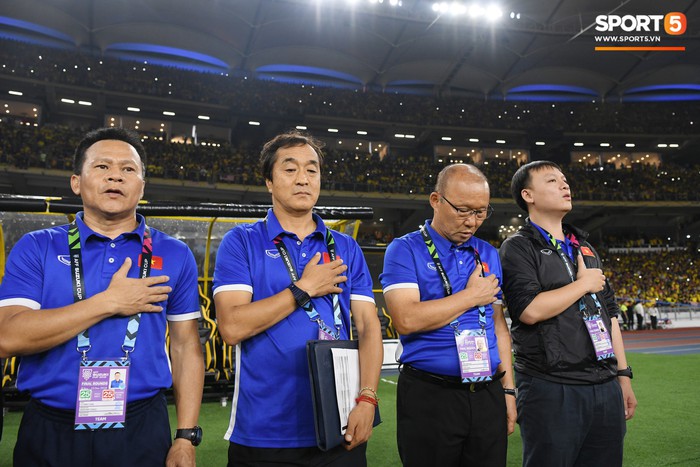 Xúc động khoảnh khắc Duy Mạnh, Văn Đức nhìn Quốc kỳ không rời trong lễ chào cờ chung kết AFF Cup - Ảnh 10.