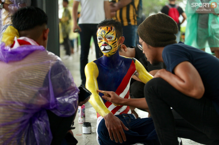 Trâu chọi, hổ chiến và những trang phục độc đáo nhất trận chung kết lượt đi Malaysia vs Việt Nam - Ảnh 1.