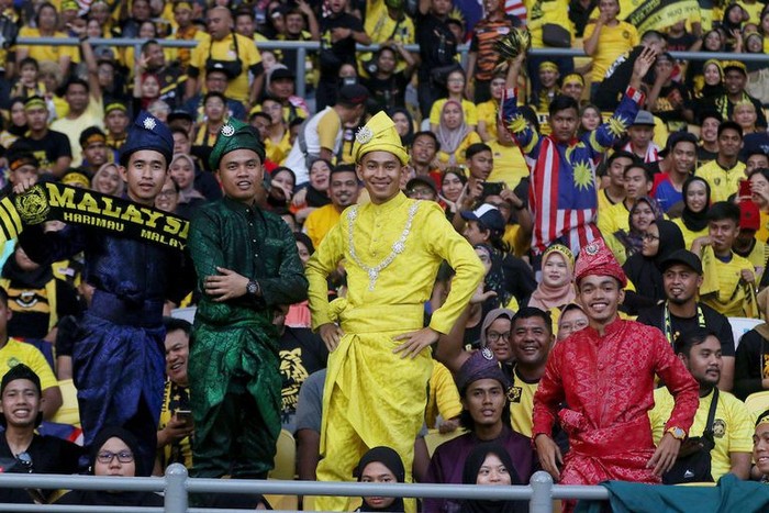 Trâu chọi, hổ chiến và những trang phục độc đáo nhất trận chung kết lượt đi Malaysia vs Việt Nam - Ảnh 4.
