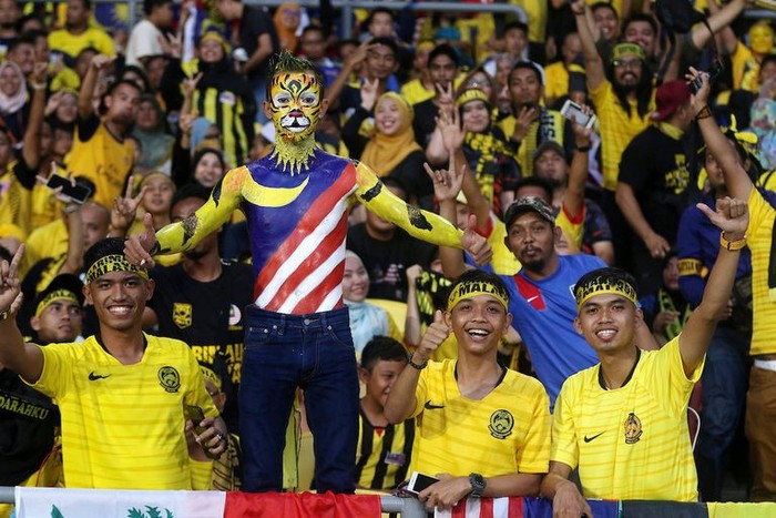 Trâu chọi, hổ chiến và những trang phục độc đáo nhất trận chung kết lượt đi Malaysia vs Việt Nam - Ảnh 2.