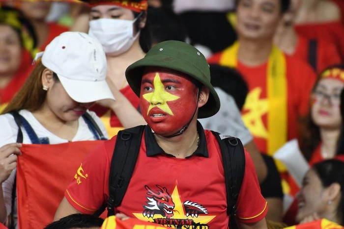 Trâu chọi, hổ chiến và những trang phục độc đáo nhất trận chung kết lượt đi Malaysia vs Việt Nam - Ảnh 6.