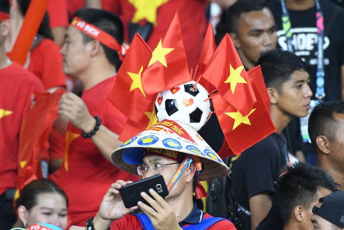 Trâu chọi, hổ chiến và những trang phục độc đáo nhất trận chung kết lượt đi Malaysia vs Việt Nam - Ảnh 7.