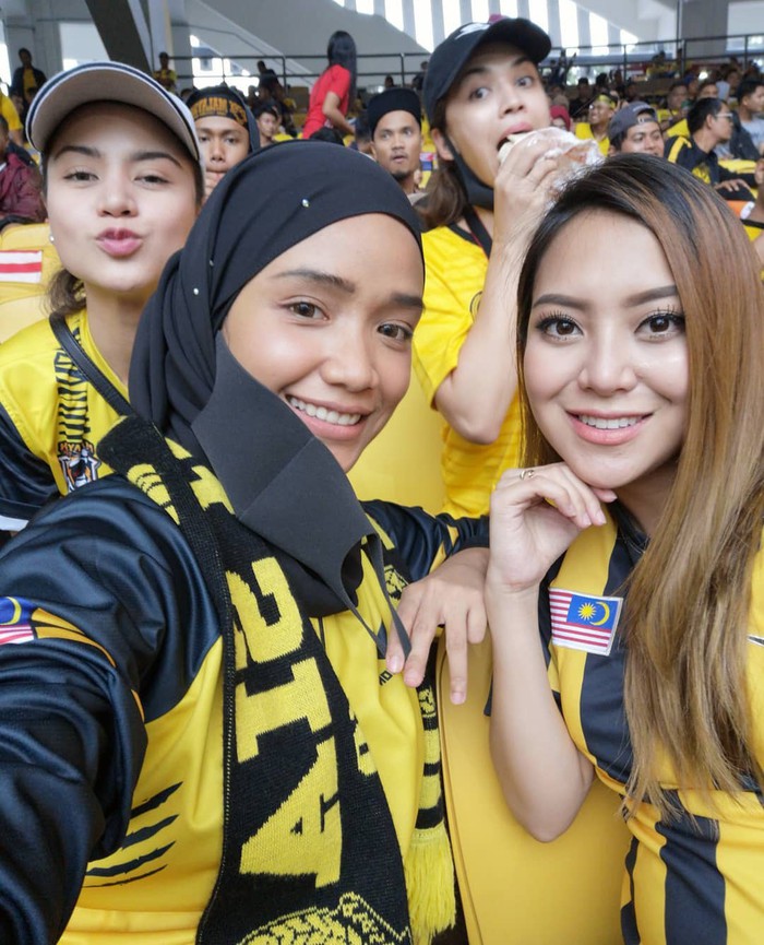 Nữ minh tinh Malaysia thất vọng về cổ động viên nhà, nghi ngờ vé tại Bukit Jalil được tuồn bán trái phép - Ảnh 3.