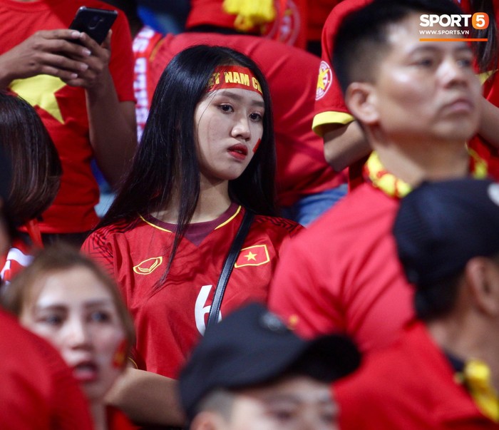 Báo Hàn Quốc ấn tượng về sự cuồng nhiệt của fan nữ Việt Nam xinh đẹp - Ảnh 4.