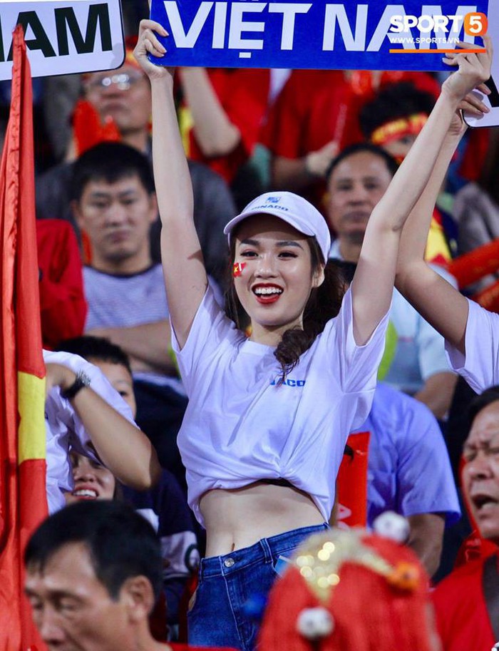 Báo Hàn Quốc ấn tượng về sự cuồng nhiệt của fan nữ Việt Nam xinh đẹp - Ảnh 3.