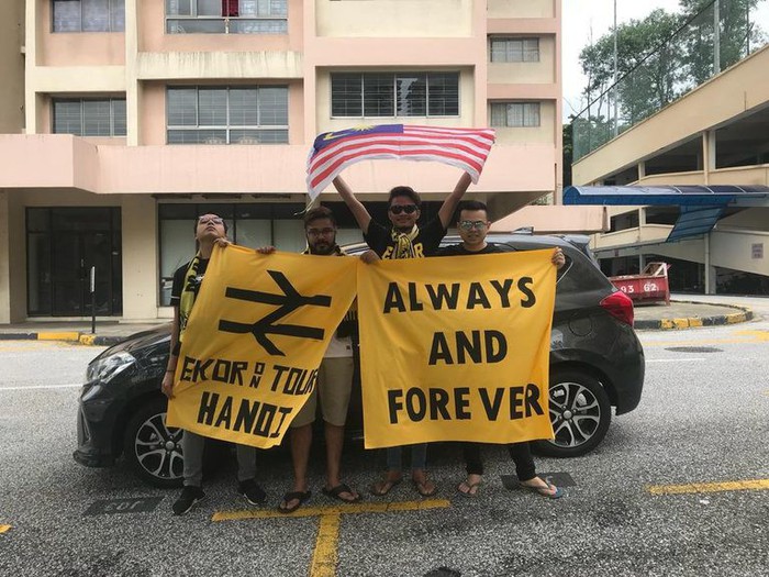 CĐV Malaysia lái xe trọn 1 ngày để đến Việt Nam cổ vũ đội nhà - Ảnh 1.