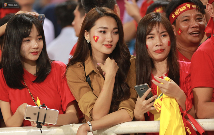Báo Hàn Quốc ấn tượng về sự cuồng nhiệt của fan nữ Việt Nam xinh đẹp - Ảnh 2.