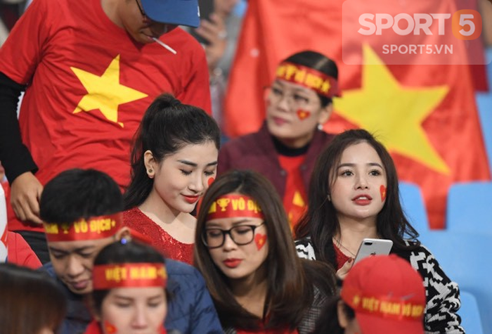 Những bóng hồng xinh đẹp tiếp lửa cho ĐT Việt Nam trong trận chung kết lượt về AFF Cup 2018 - Ảnh 7.