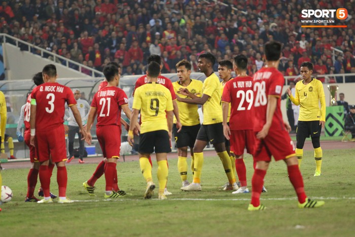 Khó tin: Liên tục triệt hạ cầu thủ Việt Nam, đội tuyển Malaysia vẫn nhận giải fair-play - Ảnh 2.