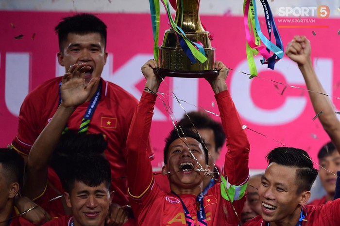 Khoảnh khắc vàng của ngày hôm nay - ĐT Việt Nam nâng cao cúp AFF Cup 2018 - Ảnh 11.