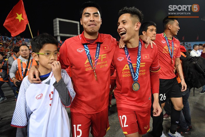 Khoảnh khắc vàng của ngày hôm nay - ĐT Việt Nam nâng cao cúp AFF Cup 2018 - Ảnh 13.