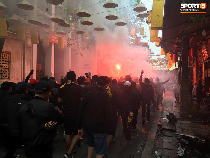 Ultras Malaysia mang hổ bông khuấy động phố cổ Hà Nội - Ảnh 3.