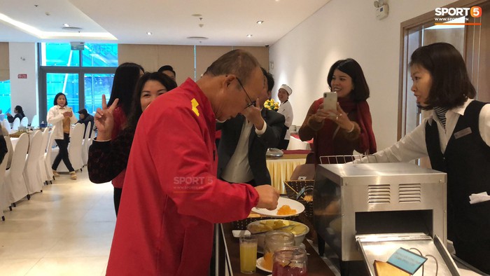 Bữa sáng giản dị của tuyển Việt Nam trước trận chung kết lịch sử - Ảnh 4.
