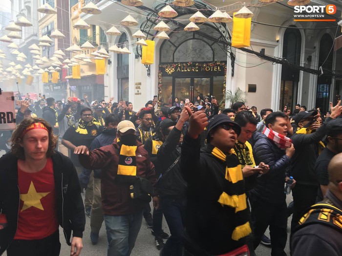 Ultras Malaysia mang hổ bông khuấy động phố cổ Hà Nội - Ảnh 4.