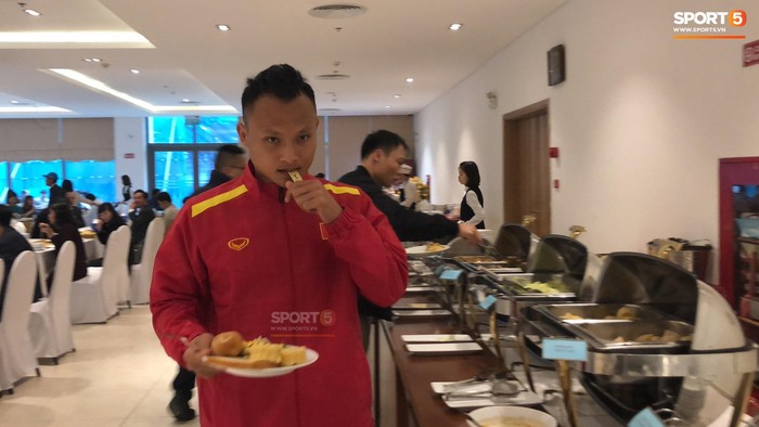Bữa sáng giản dị của tuyển Việt Nam trước trận chung kết lịch sử - Ảnh 6.