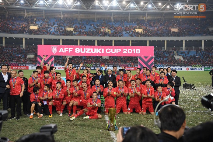 Khoảnh khắc vàng của ngày hôm nay - ĐT Việt Nam nâng cao cúp AFF Cup 2018 - Ảnh 6.