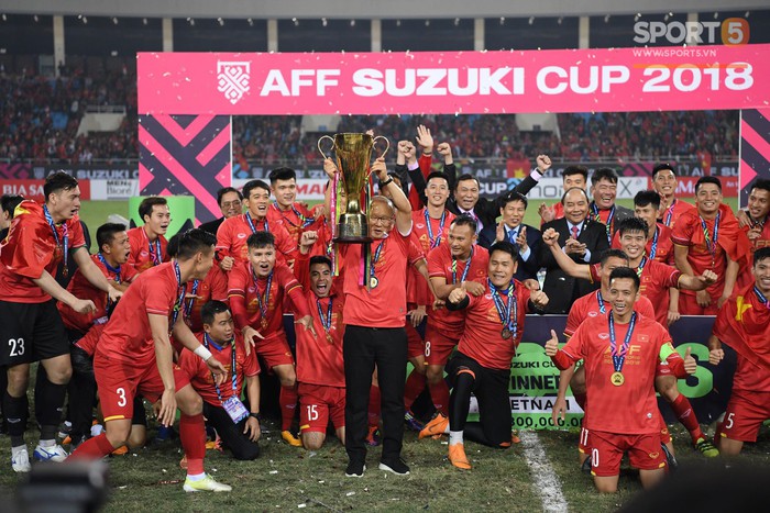 Khoảnh khắc vàng của ngày hôm nay - ĐT Việt Nam nâng cao cúp AFF Cup 2018 - Ảnh 8.