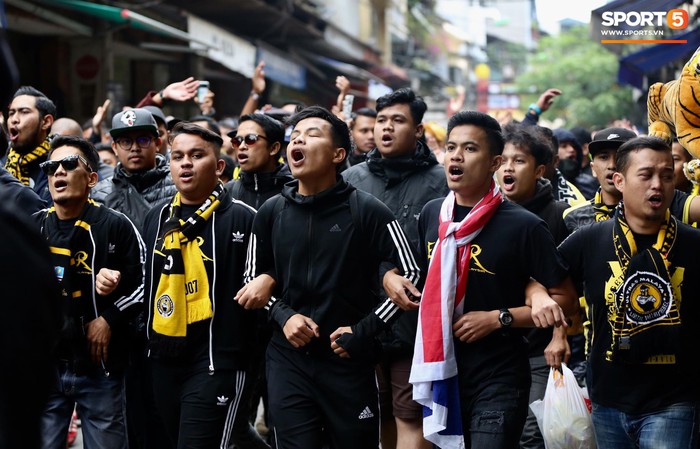 Fan Malaysia cởi trần, uống bia diễu hành cổ vũ giữa trời đông Hà Nội - Ảnh 9.