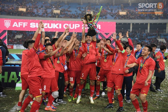 Khoảnh khắc vàng của ngày hôm nay - ĐT Việt Nam nâng cao cúp AFF Cup 2018 - Ảnh 10.