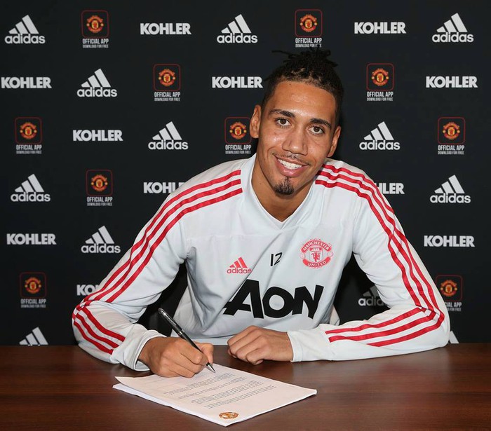 Thi đấu không quá nổi bật, Chris Smalling vẫn được MU thưởng lớn - Ảnh 1.