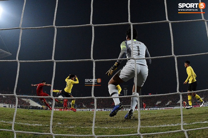 Góc ảnh độc đáo: Khoảnh khắc Anh Đức vô-lê tung lưới Malaysia nhìn từ phía sau cầu môn - Ảnh 1.