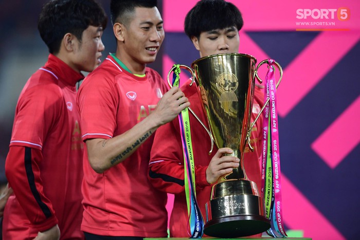 Khoảnh khắc vàng không thể quên - ĐT Việt Nam nâng cao cúp AFF Cup 2018 - Ảnh 2.