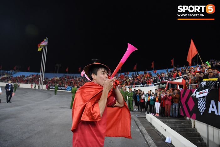 Vô địch AFF Cup, Duy Mạnh không quên tri ân những người hùng thầm lặng tại Mỹ Đình - Ảnh 2.