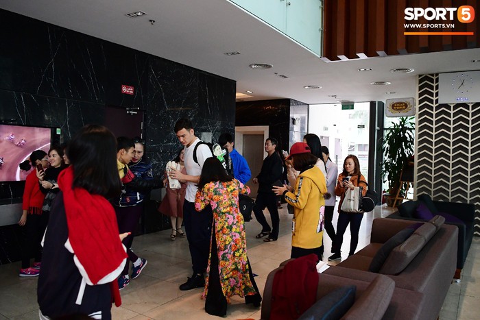 Văn Lâm, Xuân Trường bị fan vây chặt trên đường rời khách sạn về nhà - Ảnh 2.