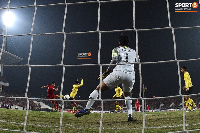 Góc ảnh độc đáo: Khoảnh khắc Anh Đức vô-lê tung lưới Malaysia nhìn từ phía sau cầu môn - Ảnh 2.
