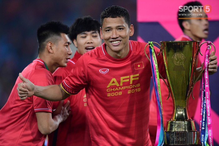 Khoảnh khắc vàng không thể quên - ĐT Việt Nam nâng cao cúp AFF Cup 2018 - Ảnh 3.