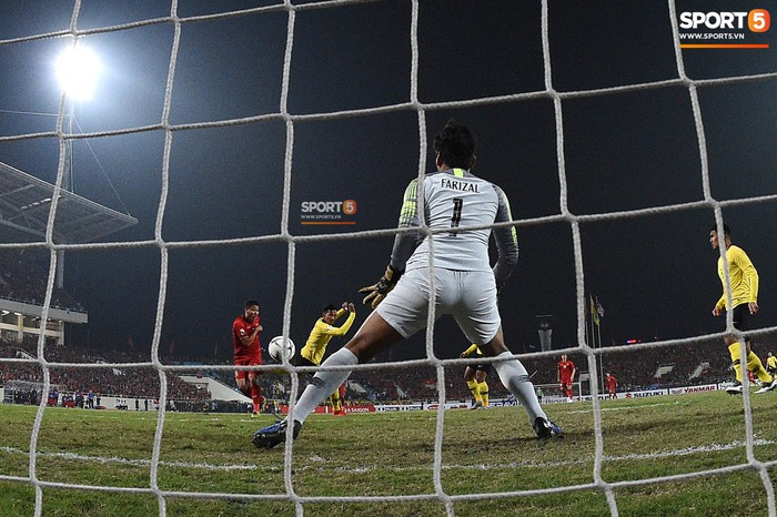 Góc ảnh độc đáo: Khoảnh khắc Anh Đức vô-lê tung lưới Malaysia nhìn từ phía sau cầu môn - Ảnh 3.