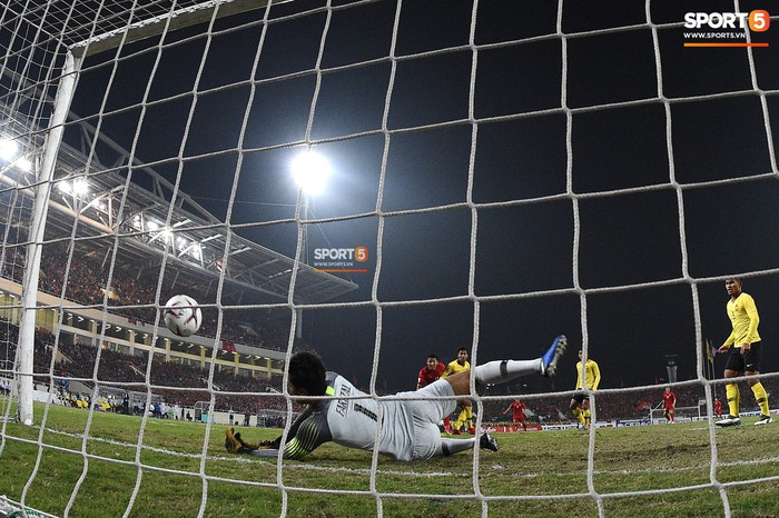 Góc ảnh độc đáo: Khoảnh khắc Anh Đức vô-lê tung lưới Malaysia nhìn từ phía sau cầu môn - Ảnh 4.