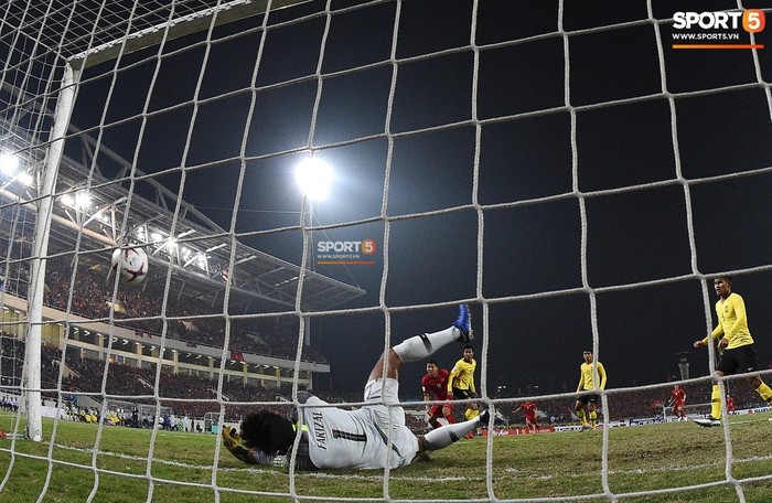 Góc ảnh độc đáo: Khoảnh khắc Anh Đức vô-lê tung lưới Malaysia nhìn từ phía sau cầu môn - Ảnh 5.