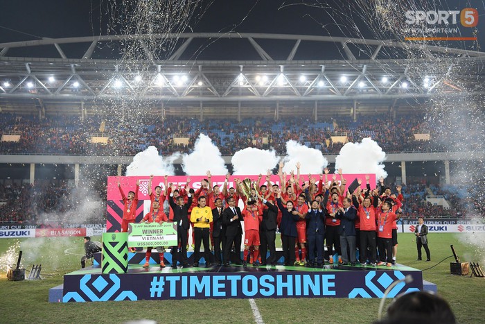 Khoảnh khắc vàng không thể quên - ĐT Việt Nam nâng cao cúp AFF Cup 2018 - Ảnh 6.