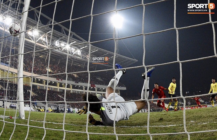 Góc ảnh độc đáo: Khoảnh khắc Anh Đức vô-lê tung lưới Malaysia nhìn từ phía sau cầu môn - Ảnh 6.
