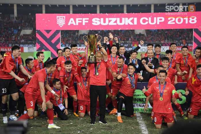 Khoảnh khắc vàng không thể quên - ĐT Việt Nam nâng cao cúp AFF Cup 2018 - Ảnh 7.