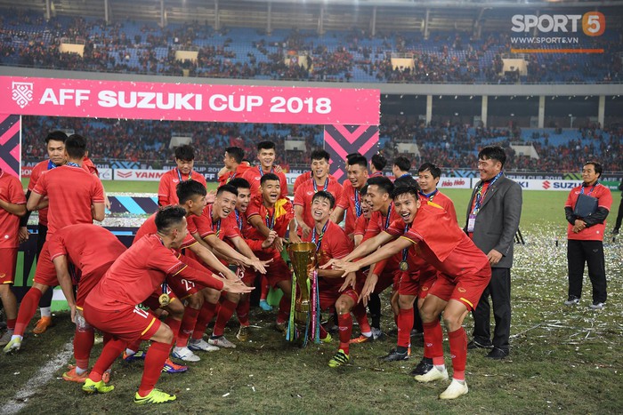 Khoảnh khắc vàng không thể quên - ĐT Việt Nam nâng cao cúp AFF Cup 2018 - Ảnh 8.