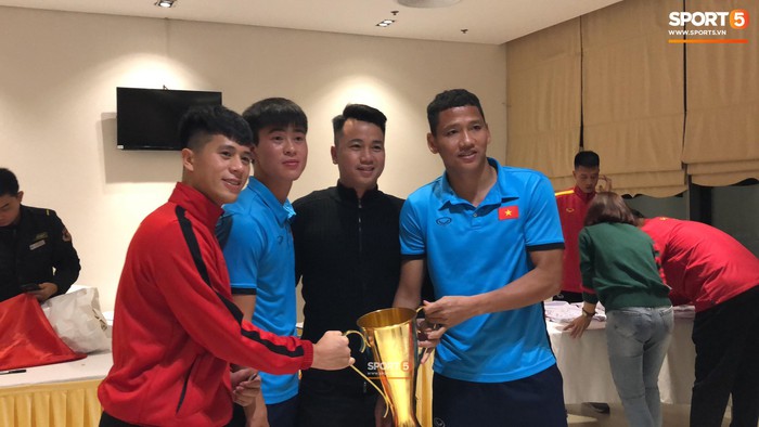 Vô địch, nhưng Tuyển Việt Nam chỉ được nhận bản mini của cúp vàng AFF Cup - Ảnh 5.