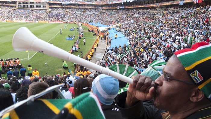 Những tác hại khi cổ vũ bằng kèn vuvuzela - Ảnh 1.