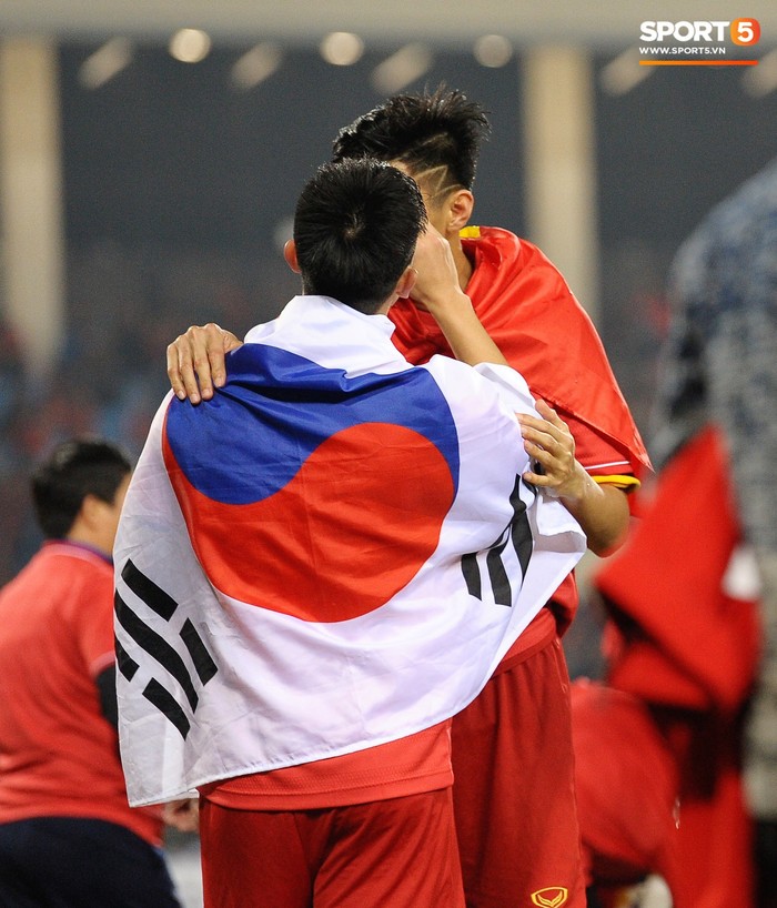 Nhà vô địch AFF Cup Đoàn Văn Hậu được các anh chăm sóc như trẻ thơ - Ảnh 5.