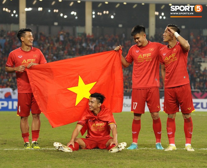 Nhà vô địch AFF Cup Đoàn Văn Hậu được các anh chăm sóc như trẻ thơ - Ảnh 7.