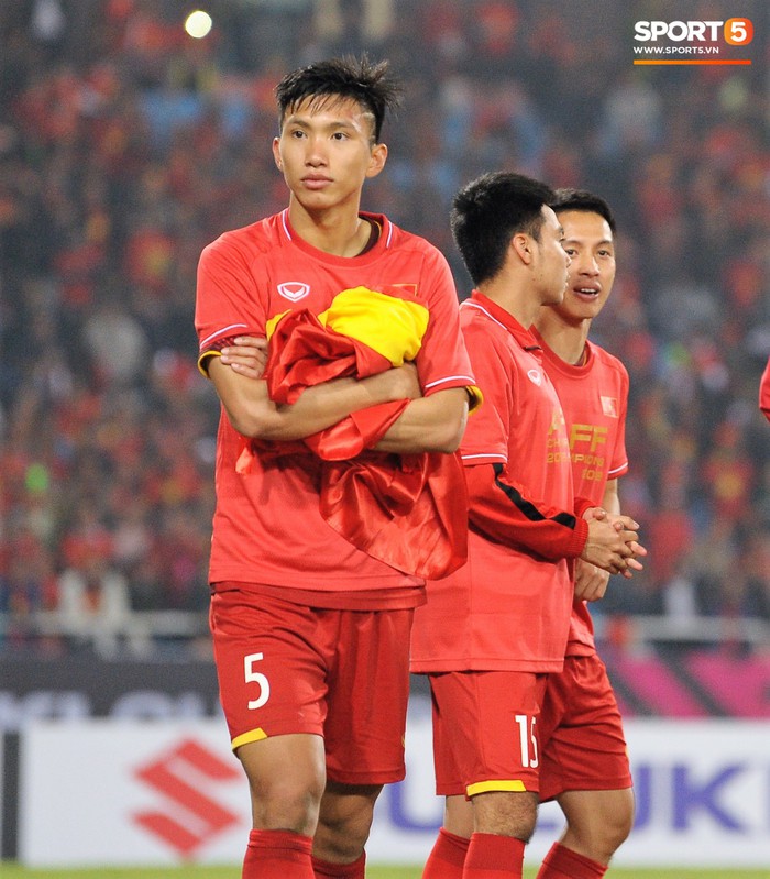 Nhà vô địch AFF Cup Đoàn Văn Hậu được các anh chăm sóc như trẻ thơ - Ảnh 8.