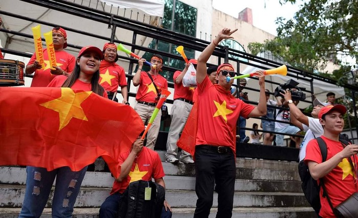 Tuyển thủ Việt Nam đầu tiên phàn nàn về âm thanh khó chịu, gây đau đầu của kèn vuvuzela - Ảnh 1.