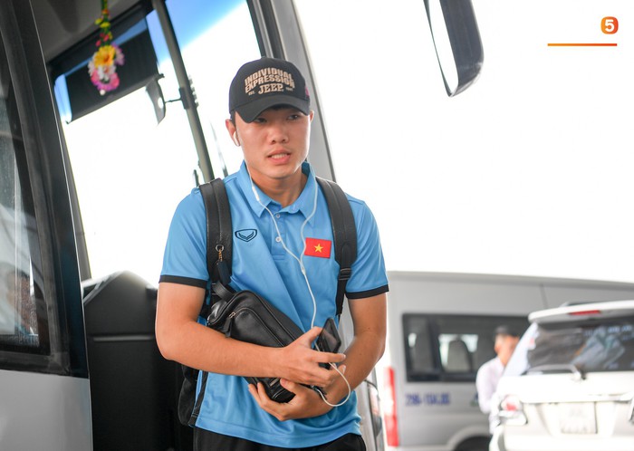Tuyển thủ Việt Nam tranh nhau ăn bánh gấu của Hoàng tử Ả-rập trước giờ bay sang Philippines dự bán kết AFF Cup 2018 - Ảnh 13.