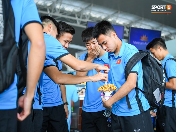 Tuyển thủ Việt Nam tranh nhau ăn bánh gấu của Hoàng tử Ả-rập trước giờ bay sang Philippines dự bán kết AFF Cup 2018 - Ảnh 3.