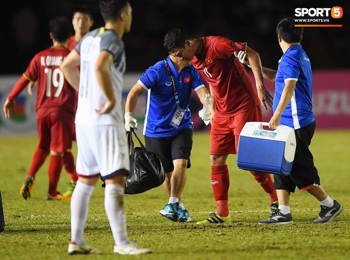 Những pha bóng cực rắn của cầu thủ Philippines nhắm vào cầu thủ Việt Nam tại bán kết AFF Cup 2018 - Ảnh 5.