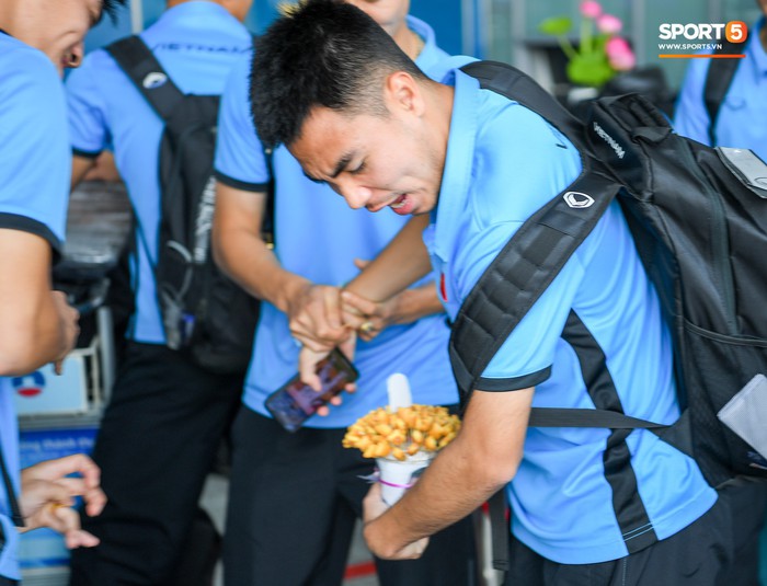 Tuyển thủ Việt Nam tranh nhau ăn bánh gấu của Hoàng tử Ả-rập trước giờ bay sang Philippines dự bán kết AFF Cup 2018 - Ảnh 4.