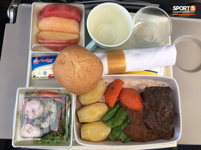 Món ăn khiến đội tuyển Việt Nam bất ngờ trên máy bay từ Philippines về Hà Nội - Ảnh 3.